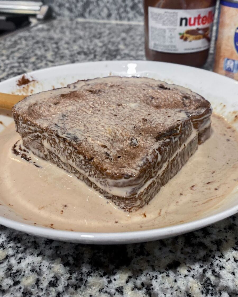 Soak both sides of the bread in the egg sauce for about 5 minutes.