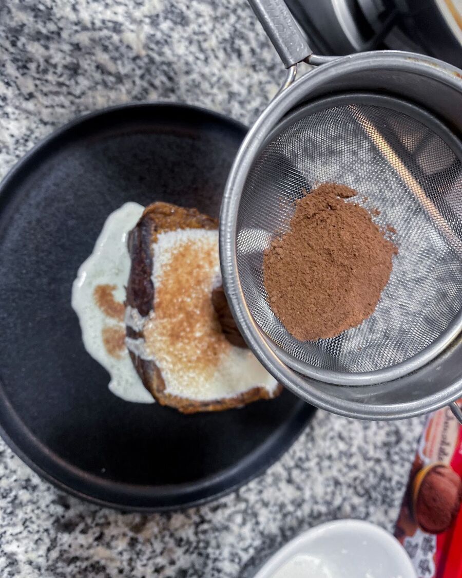 Top your bread with ice cream on the melty whipped cream and sprinkle Milo powder on top to your liking.