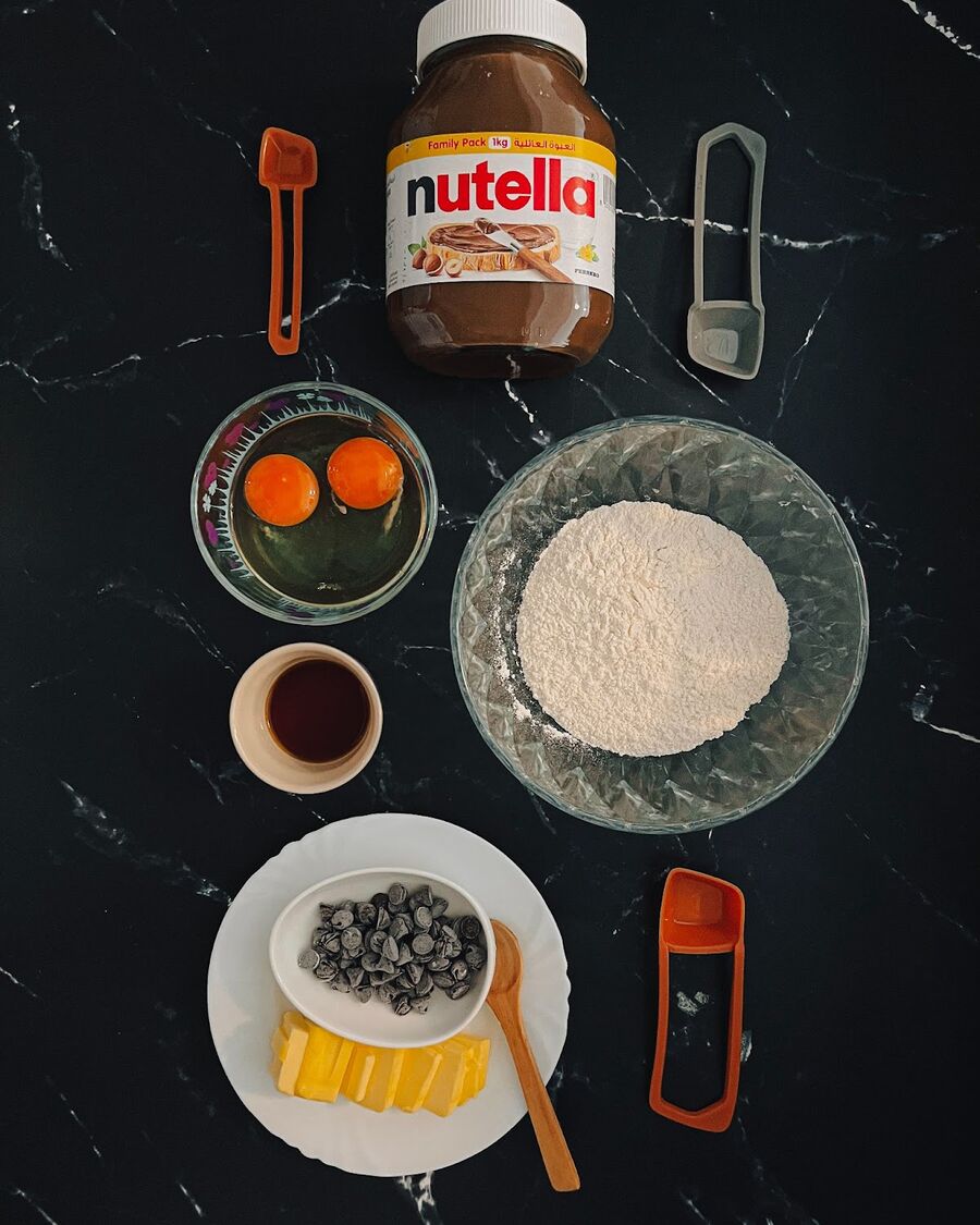 Combine the flour, sugar, and salt in a bowl and sift them together. Preheat the oven to 160° for 30 minutes.