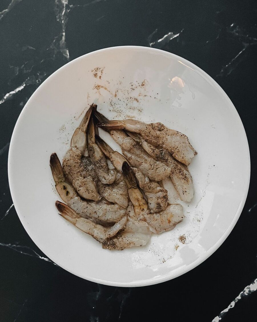 Marinate the shrimp with salt and pepper for 20 minutes.