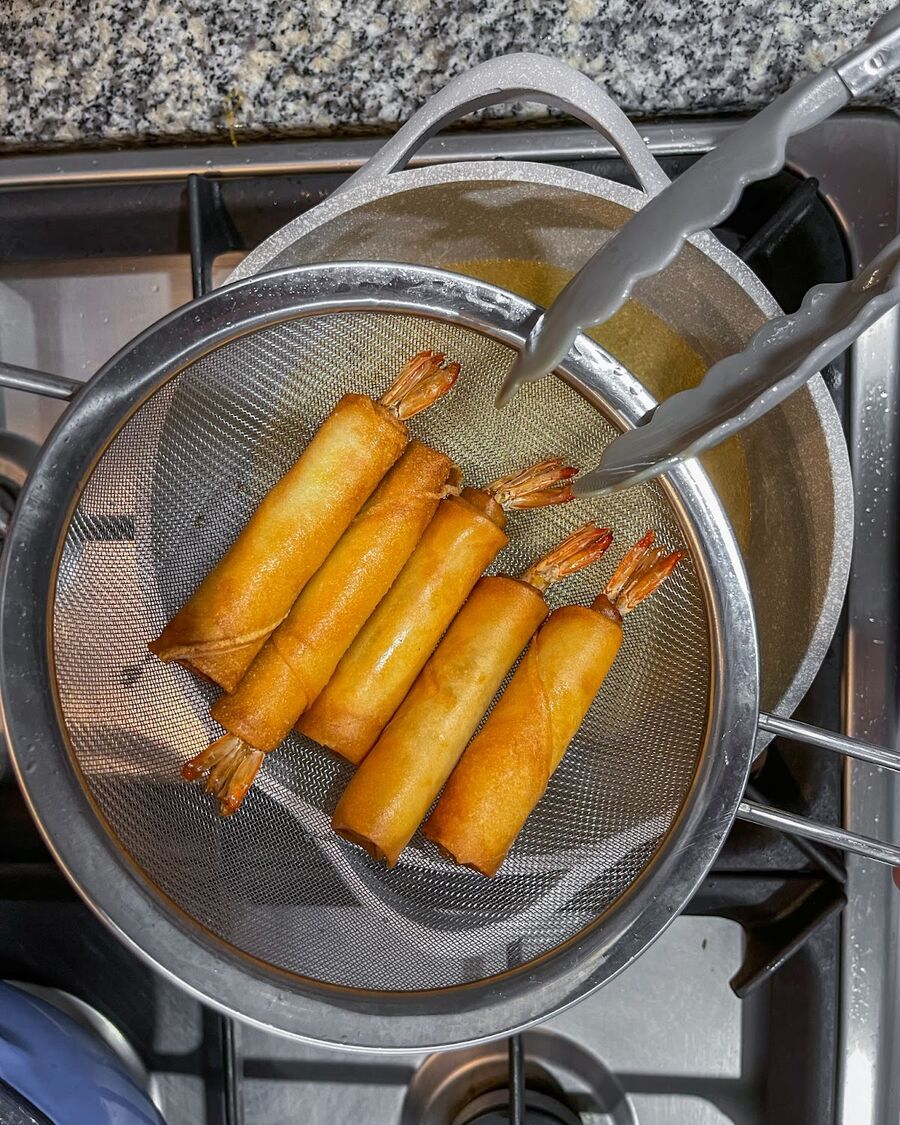 Remove the spring rolls from the pot and drain them well.