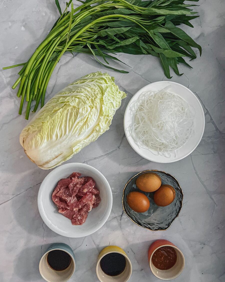 Gather all of the ingredients, chop all of the vegetables into bite-sized pieces, and soak the dry glass noodles in water until they are soft for a few minutes.
