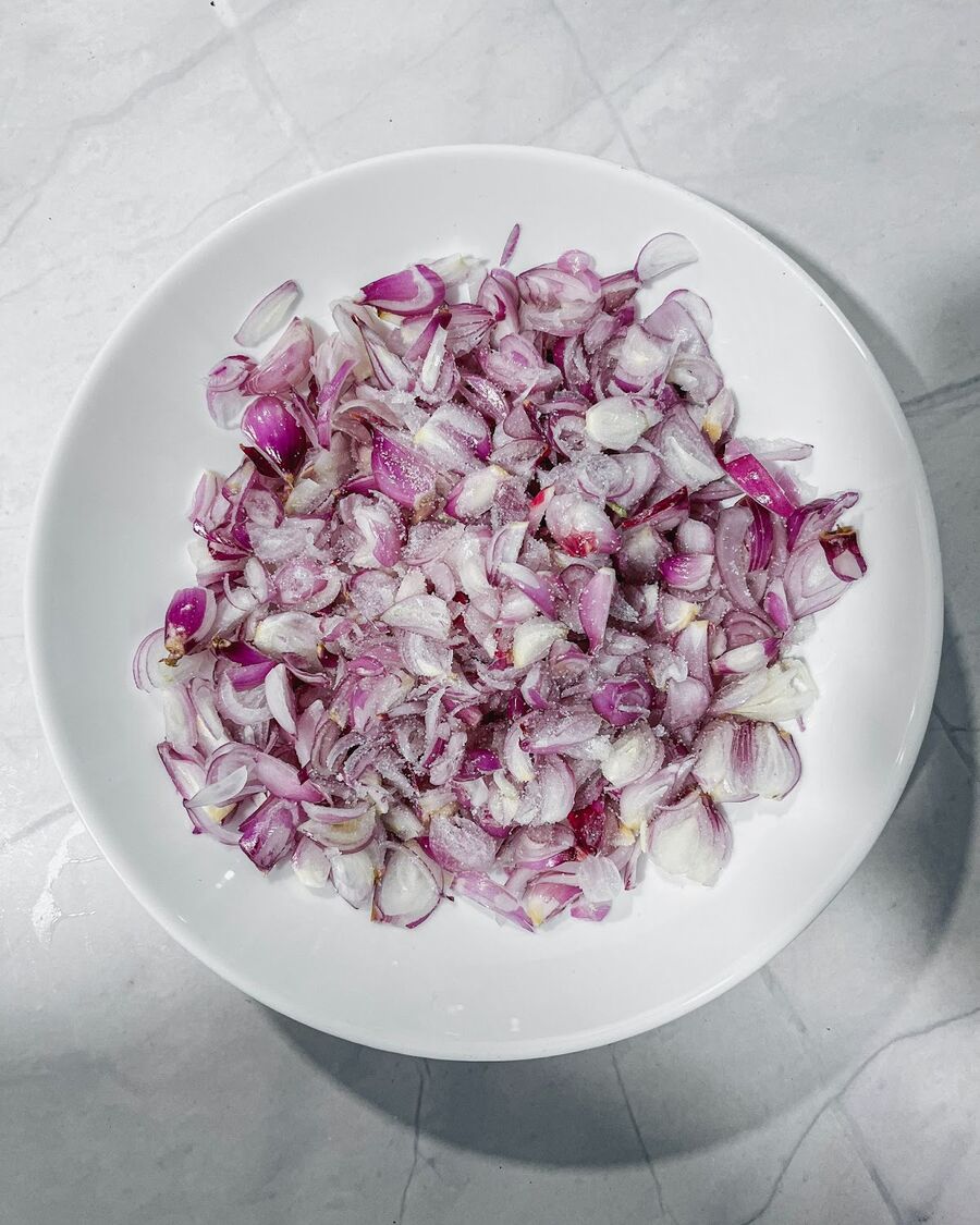 Gather all the ingredients and peel the shallot. Slice the shallot evenly into rings about 2 mm thick, being careful not to make them too thin. Sprinkle salt over the sliced shallot and let it sit at room temperature for about 15 minutes to draw out the moisture. After 15 minutes, use a kitchen towel to thoroughly dry the shallot.
