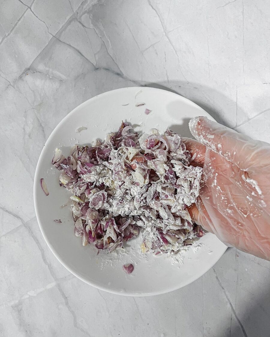 Pour the flour over the sliced shallot and mix well.