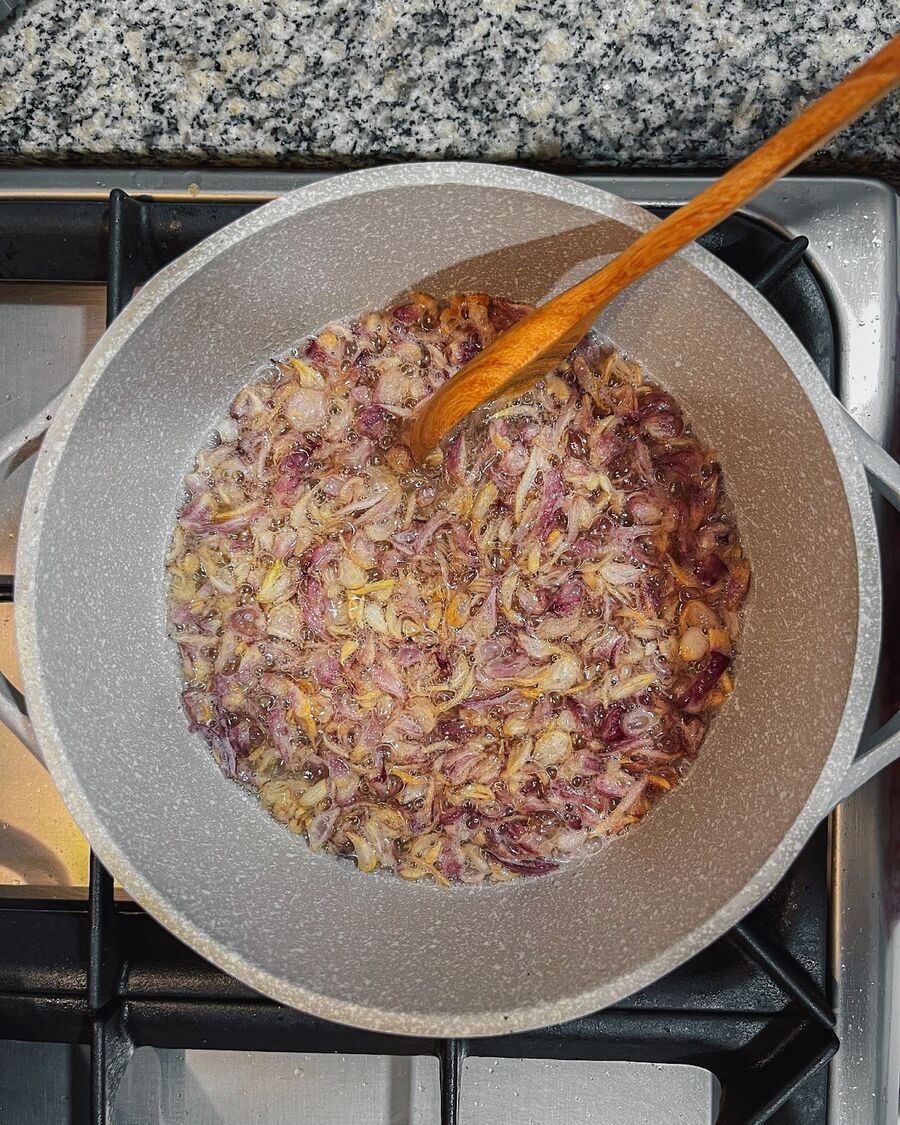 Keep stirring the fried shallots constantly and slowly.