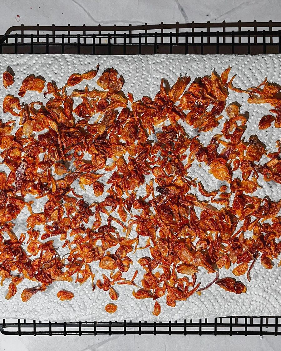 Let the shallots cool and sit on a kitchen towel at room temperature for about 20 minutes, spreading them out into an even layer.