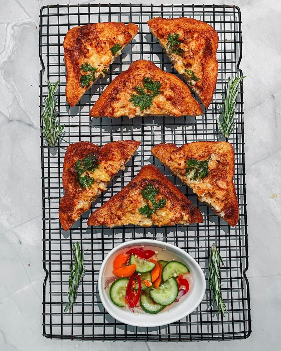 Cut the bread into your desired size and serve it alongside Ajad sauce, or enjoy it plain or with Thai sweet chili sauce. 