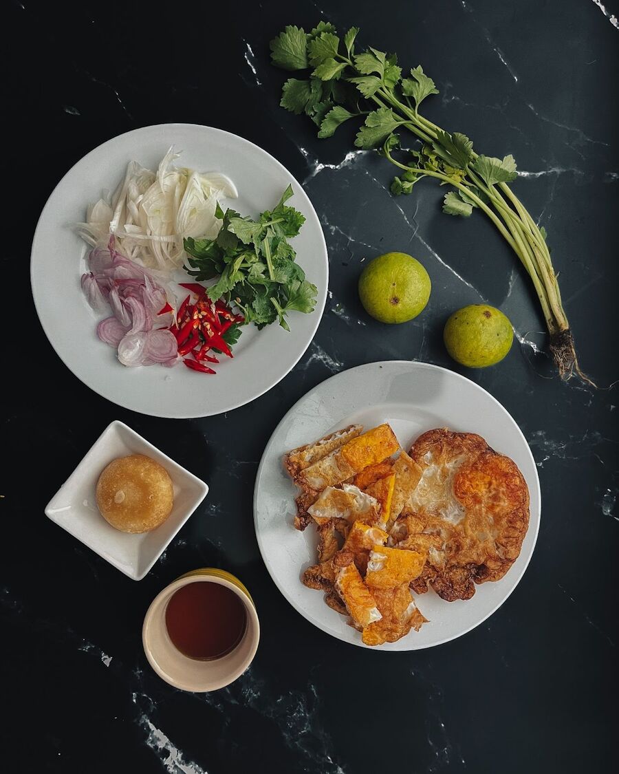 Gather all of the ingredients as follows.