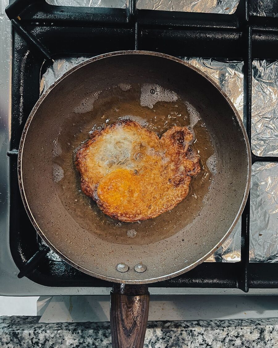 Fry the egg until the edge of the egg white turns golden brown and the yolk is fully set. Ensure that the yolk is not runny when it is cut. To make the egg more crispy, flip it over for an additional 30 seconds.