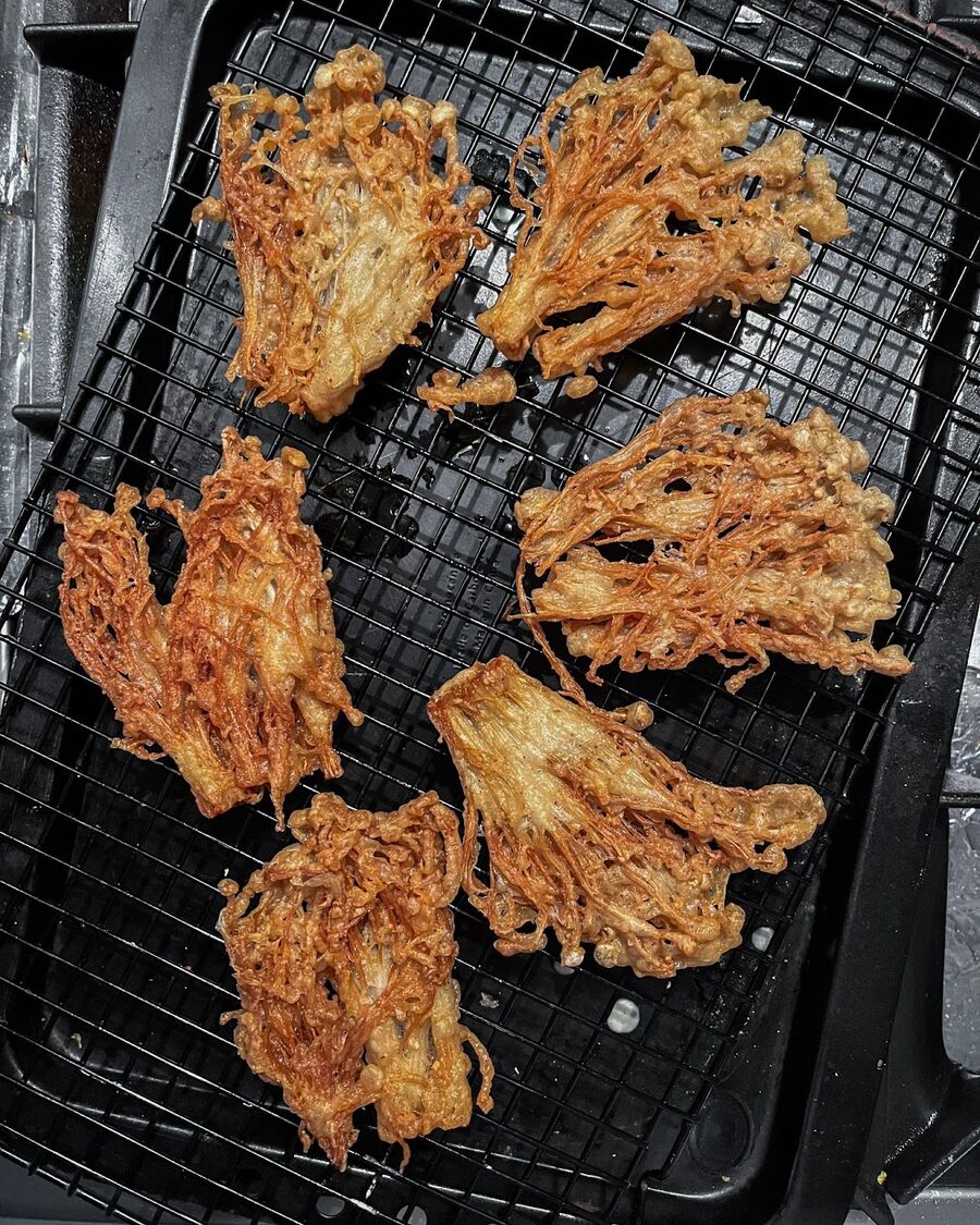 Remove the fried mushrooms from the pan and drain them well to remove excess oil. Leave them at room temperature to cool and allow them to become crispy.