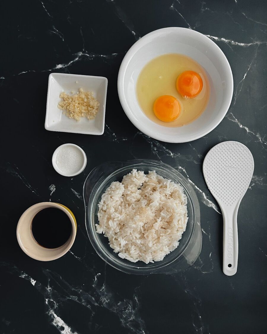 Gather all the necessary ingredients before cooking egg fried rice. Since it is a quick stir-fry dish, having all the ingredients prepared in advance is crucial.