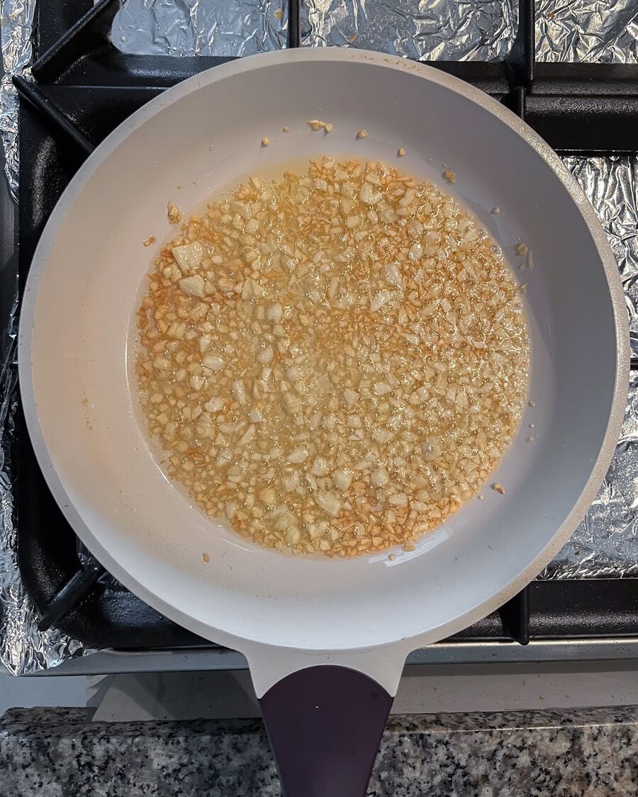 Heat a pan with cooking oil over medium-high heat. Add the minced garlic to the oil and stir constantly until it turns yellow and becomes fragrant.