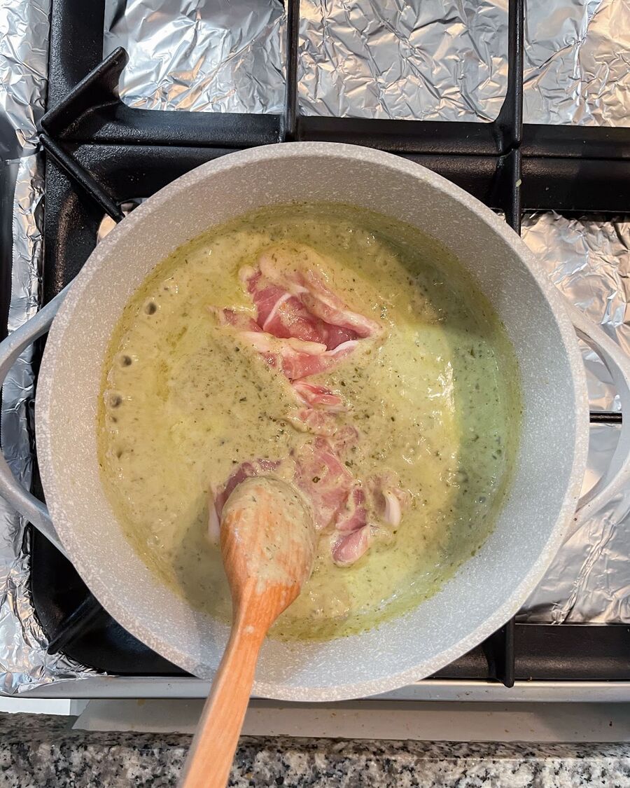 Combine the pork slices with the remaining ingredients in the pot and stir continuously until the pork is fully cooked.