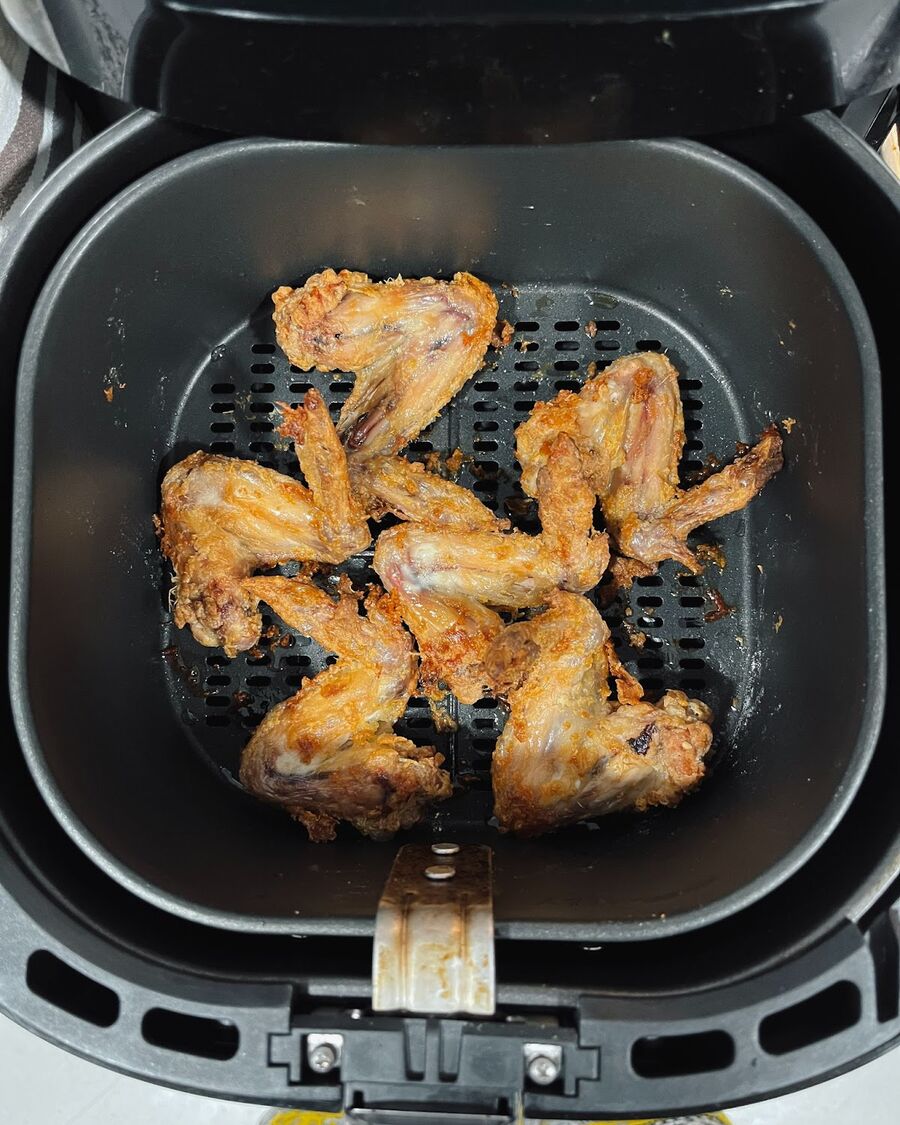 Next, increase the heat to 250°C and continue cooking for an additional 10 minutes. Then, flip the wings once again and cook for a final 5 minutes.