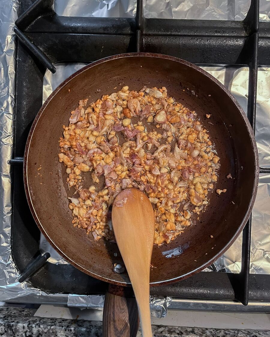 Next, use a small pan to fry the garlic. Add ½ cup of cooking oil and heat it over medium-high heat. Add the minced garlic and keep stirring until it becomes fragrant and slightly yellow in color. After that, remove the pan from the heat.