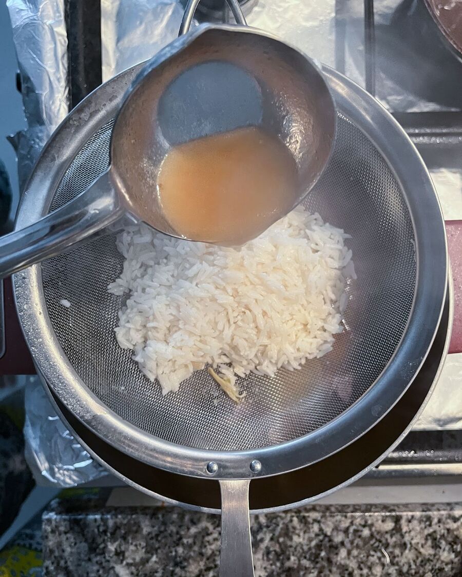 Next, warm the steamed Jasmine rice in the soup pot for about 30 seconds using a sieve. Make sure to drain the soup thoroughly from the sieve.