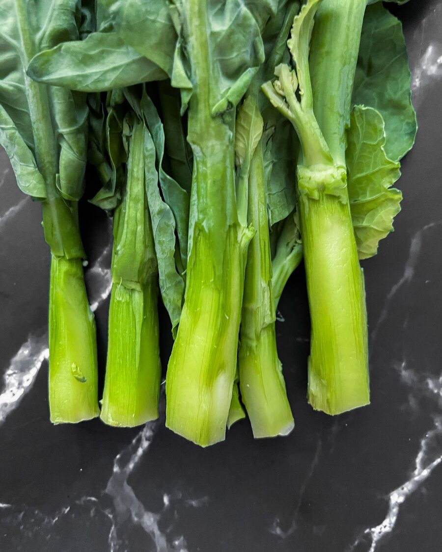 To prepare Kai Lan or Chinese broccoli, begin by removing the peel from the stems. Next, snip off the leaves that appear too thick, old, or not fresh. Finally, wash the Kailan thoroughly and allow it to drain.