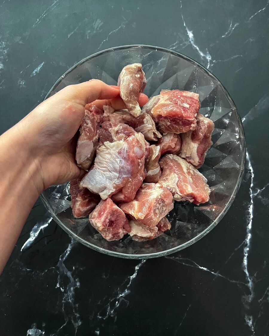 Add 2-3 tablespoons of salt to the pork spare ribs. Rub them thoroughly, ensuring the salt is well-distributed, and let them sit at room temperature for about 10 minutes.