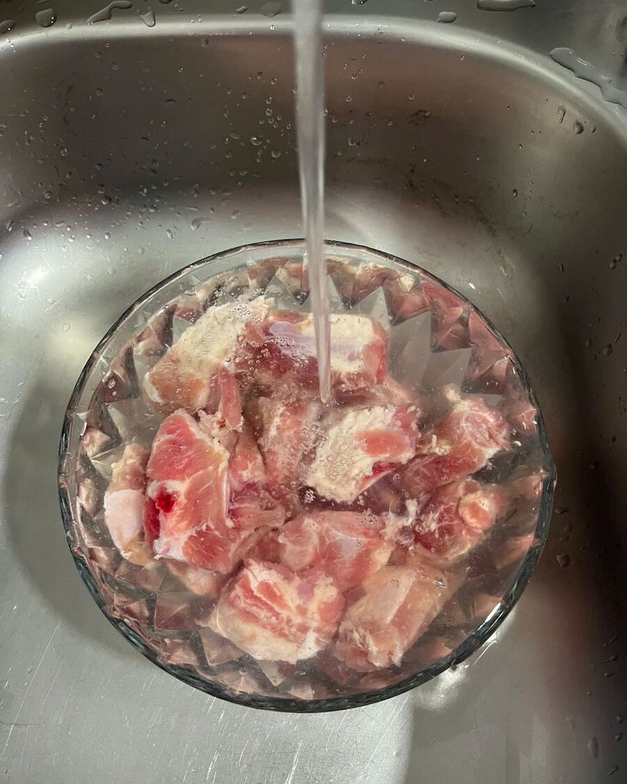 After allowing the salted spare ribs to sit for 10 minutes, wash them thoroughly and drain any excess water.