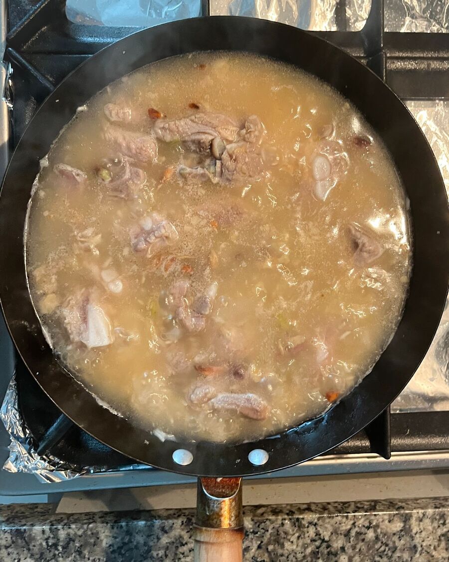 Pour 1.5 liters of water into the pan. Add 1 tablespoon of salt and continue stirring for about 10 minutes until the rice is cooked and becomes fluffy.