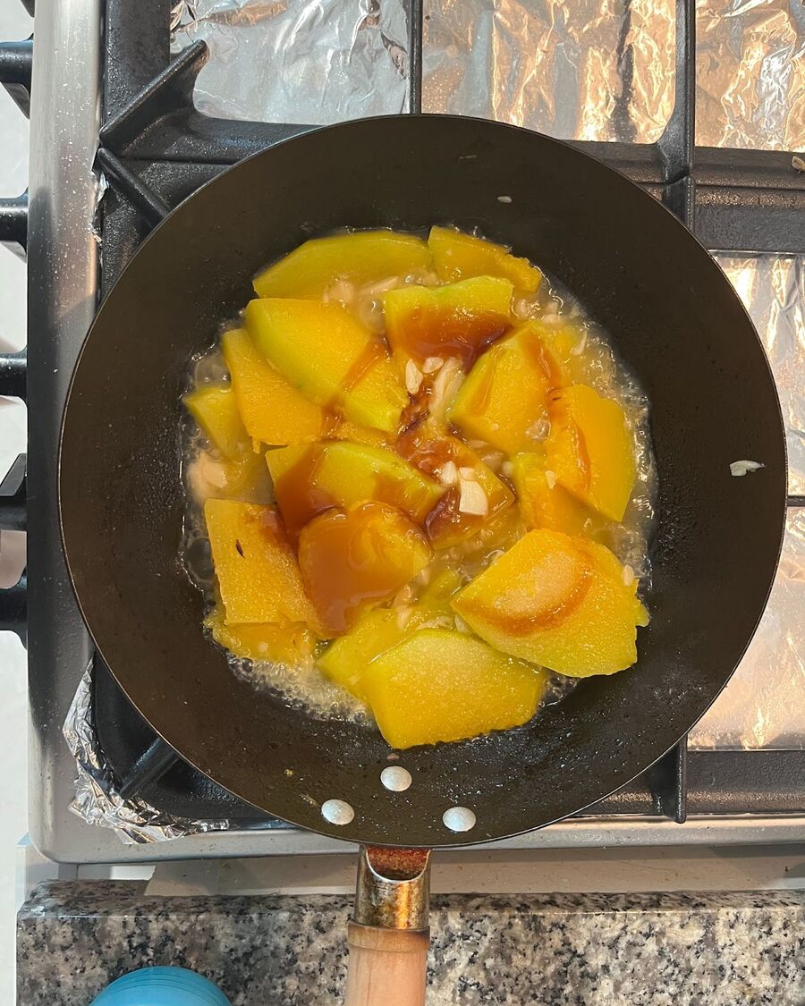 Add the oyster sauce, sugar, and fish sauce to the pumpkin, and combine them well.