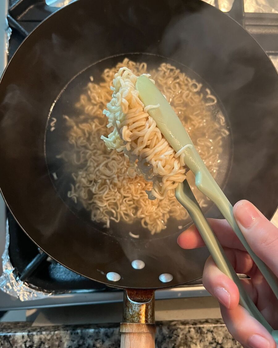 https://assets.bucketlistly.blog/sites/639b26afb83a540004858288/assets/656e936976b57c00022f1be7/thai-instant-ramen-noodle-stir-fry-pad-mama-recipe-image-3-main-image.jpg