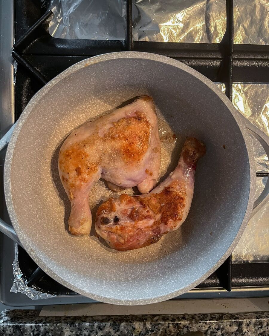 Pour about 3 tablespoons of cooking oil into a medium pot and heat it over medium-high heat. Wait until the oil reaches the proper frying temperature, then add the chicken to the pan and fry the chicken skin until it achieves a golden brown color on both sides.