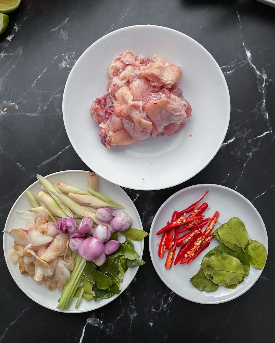 Cut the chicken thighs and lemongrass into bite-sized pieces. Thinly slice the galangal and chili. Pound the shallot, lemongrass, and coriander roots just enough to release their juices.
