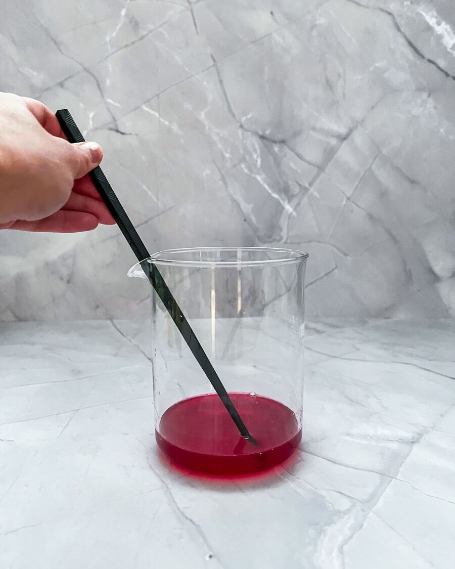Add 4 tablespoons of soda water and fresh lime juice over the syrup, then stir and combine them well.