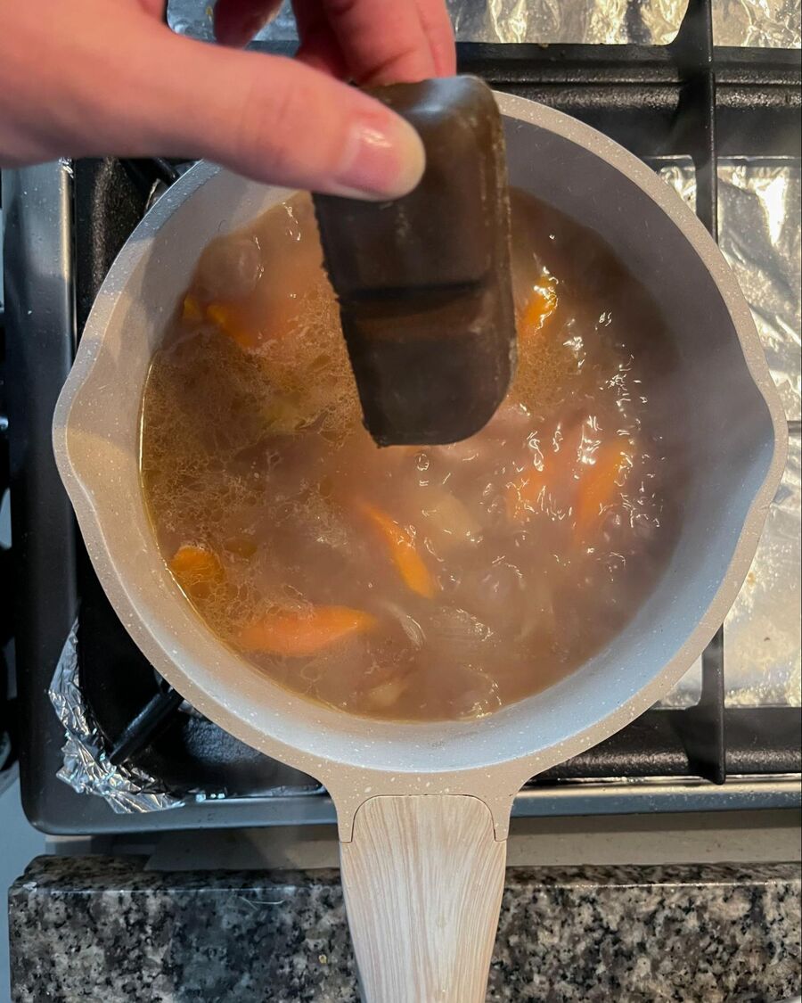 When the meat becomes tender, add the curry roux cube to the pot. Stir and combine them well until the curry becomes rich and thicker.