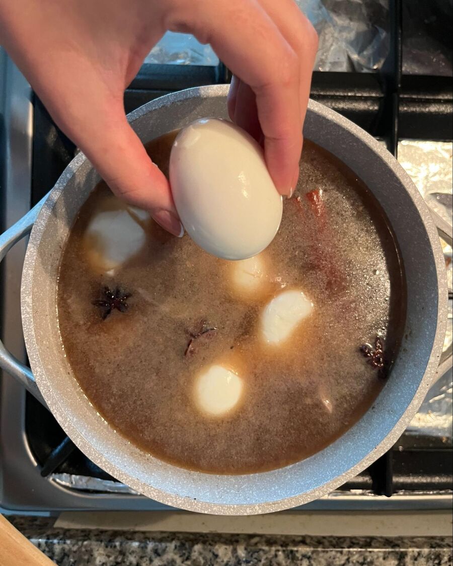 Once the soup starts to boil, add the boiled eggs. Then, continue to boil the soup for about 25 minutes.