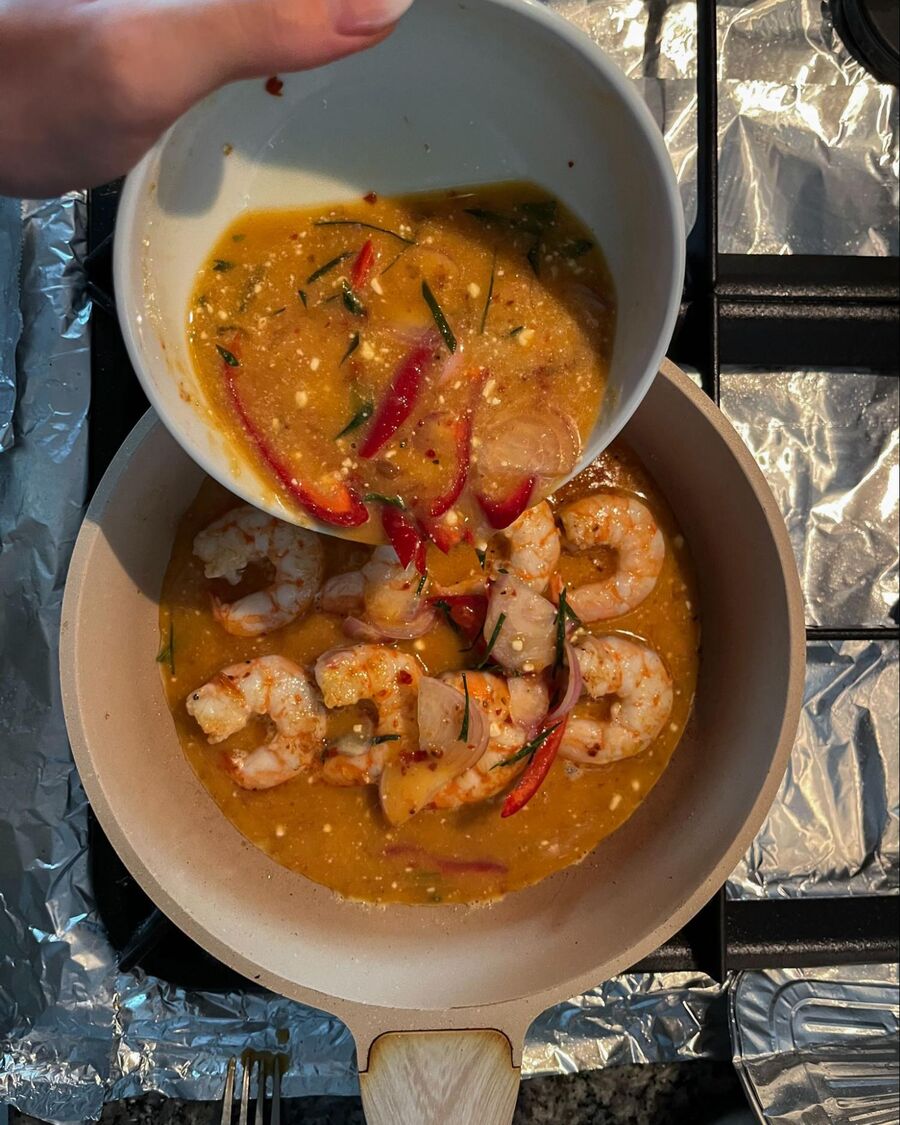 Pour the egg mixture over the shrimp in the pan and fry for about 1 minute. Then cover with a lid and cook for about 5 minutes.