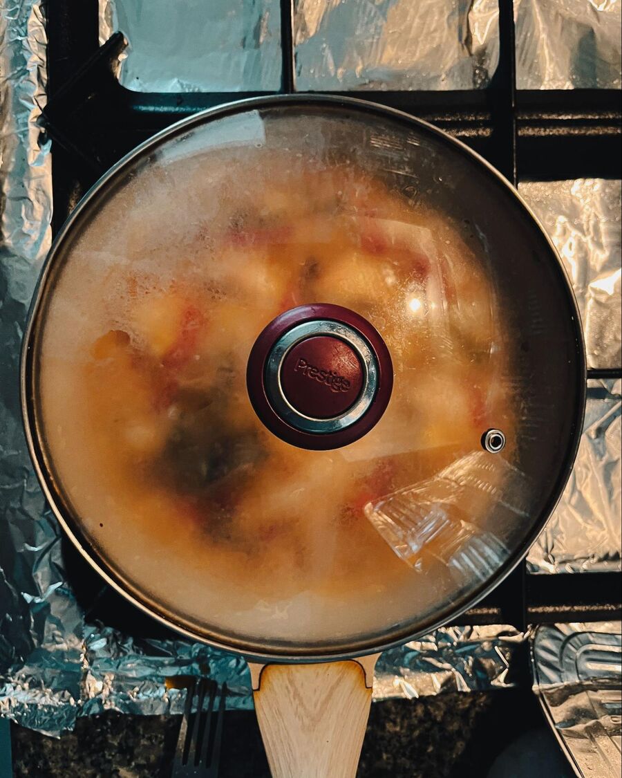 Cover the fried egg with the lid again and cook for about 2 minutes.