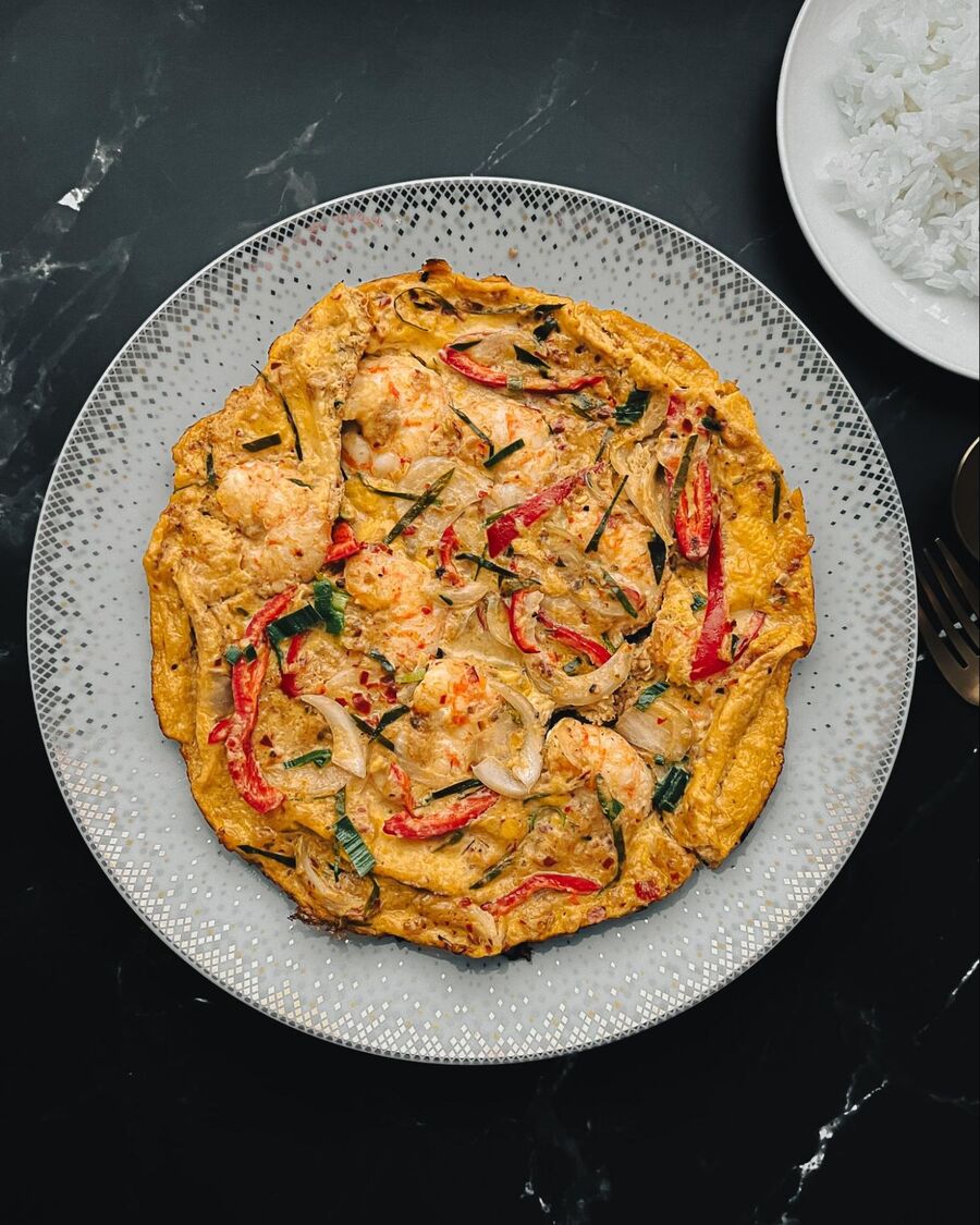 Serve the Thai spicy shrimp omelet with steamed rice and enjoy!