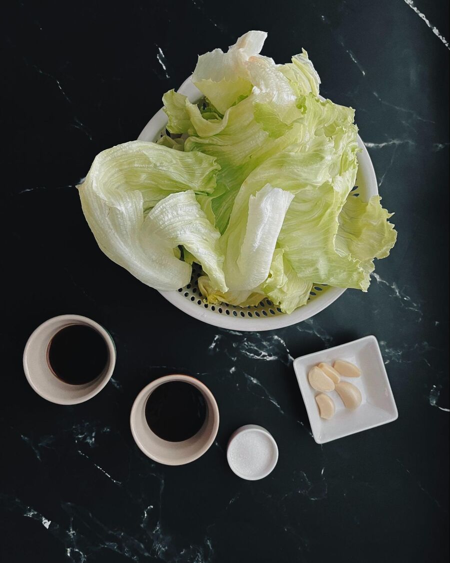Start by gathering all the necessary ingredients for the iceberg lettuce with oyster sauce recipe. 