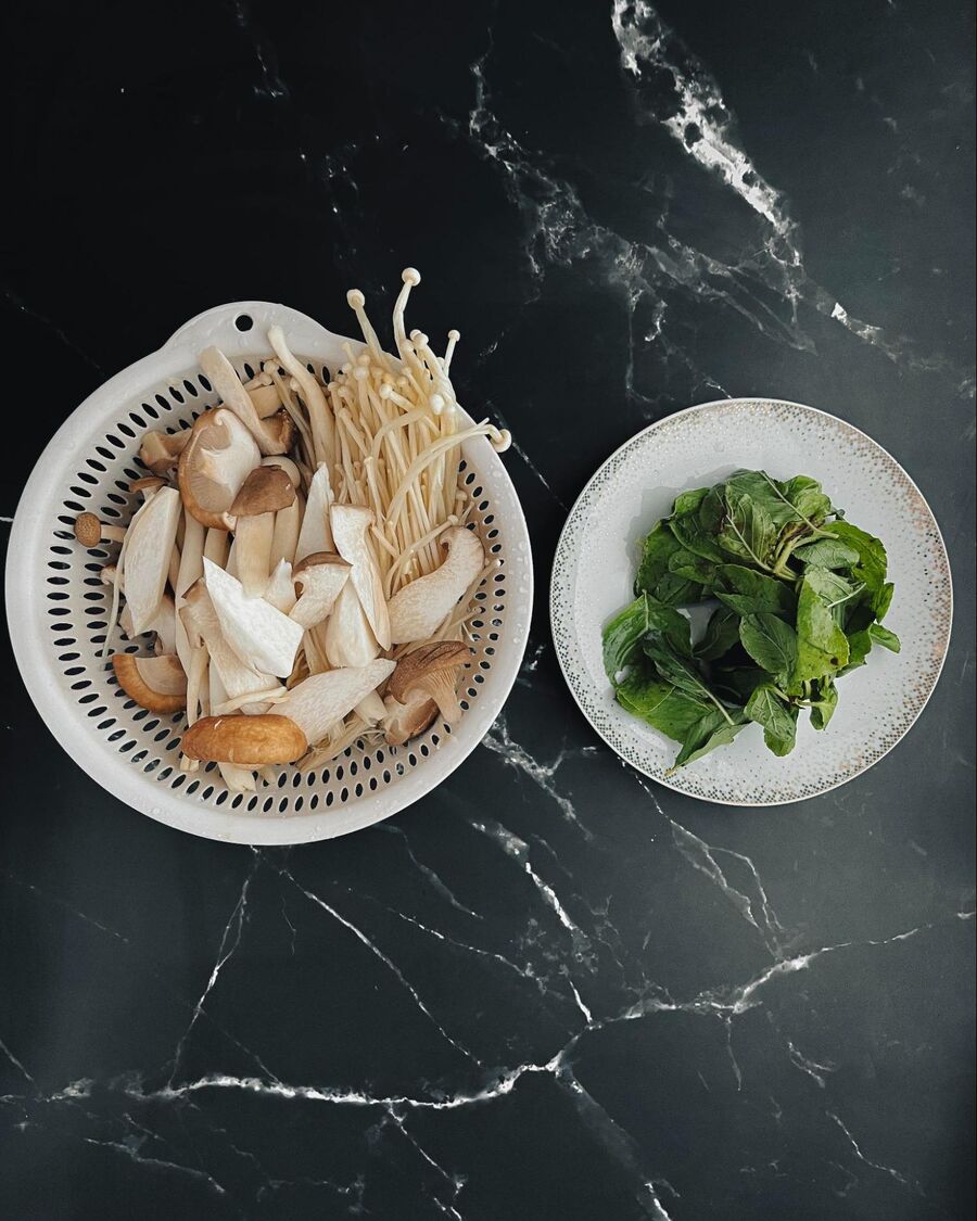 Clean the mushrooms and finely cut them into bite-sized pieces. Pick the basil leaves, then wash and drain them thoroughly.