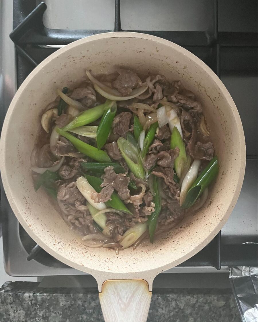 Stir to combine until the leeks are evenly coated with the sauce, and cook for about 2 minutes to keep the beef tender.