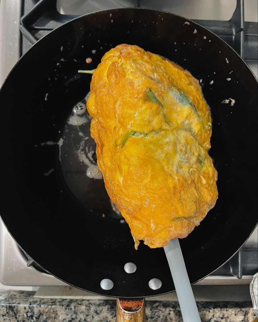 When you remove the egg from the pan, you’ll notice that the oil doesn’t come with it—this means the heat was just right for frying. Serve and enjoy! 