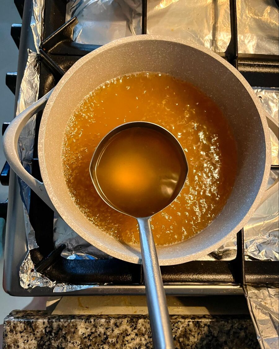 Place a soup pot over medium-high heat. Pour in 2 cups of broth and bring it to a boil.