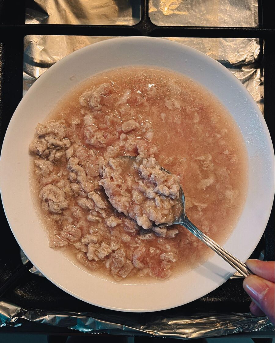 Place the minced pork in a bowl, then pour the boiling soup over it. Use a spoon to gently break the pork apart so it doesn’t clump together. Once done, pour everything back into the pot of boiling soup.