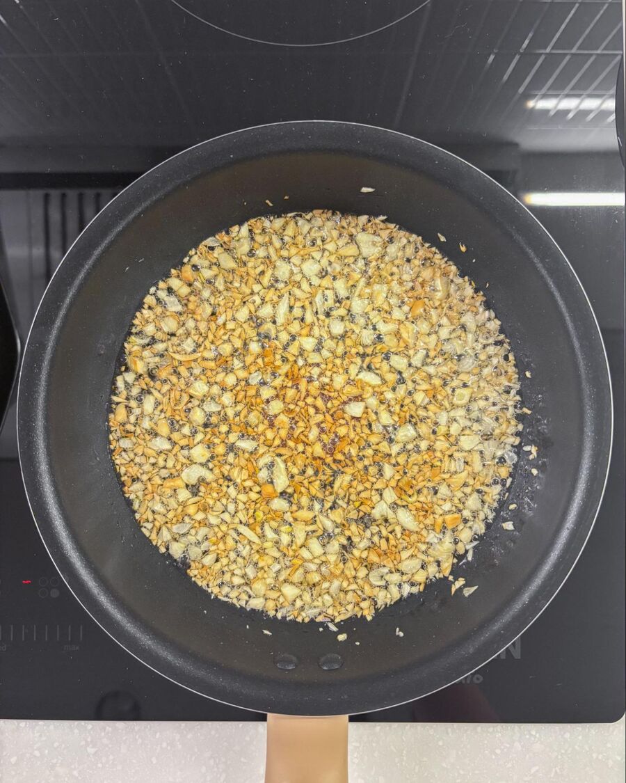 While the pork is marinating, you can prepare the fried garlic. Heat about 3 tablespoons of vegetable oil in a pan over low heat, add the garlic, and fry until it turns light golden. Remove from the heat and transfer both the garlic and the oil to a bowl. Let it cool and set aside.