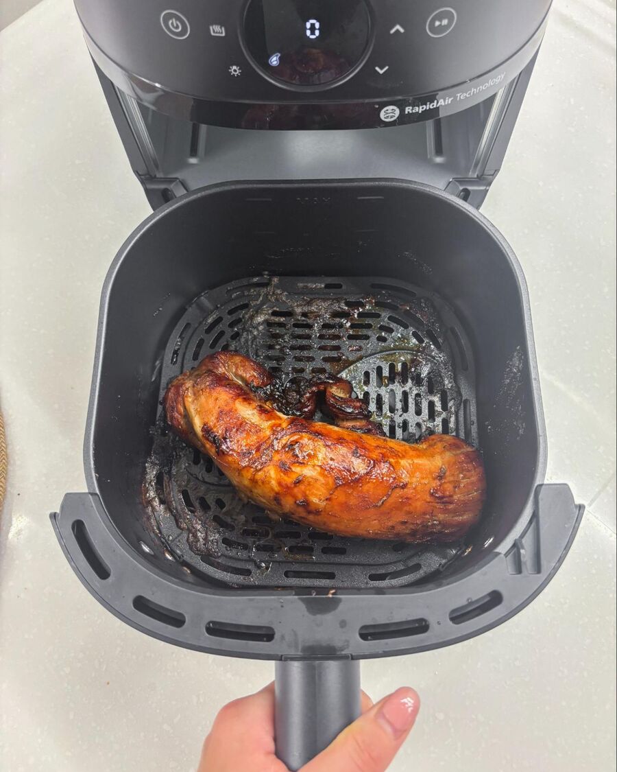 Then flip the pork, increase the temperature to 200°C, and cook for another 10–12 minutes, adjusting the time as needed depending on the thickness of the meat.
