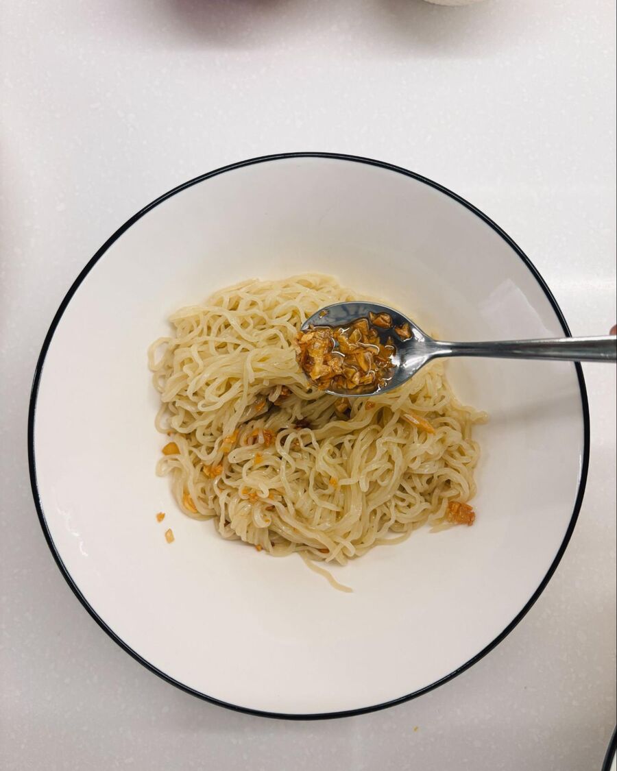 Transfer the egg noodles to a serving bowl. Then sprinkle 1–2 teaspoons of the fried garlic (with oil) over the noodles and gently toss to prevent sticking and add a fragrant aroma.