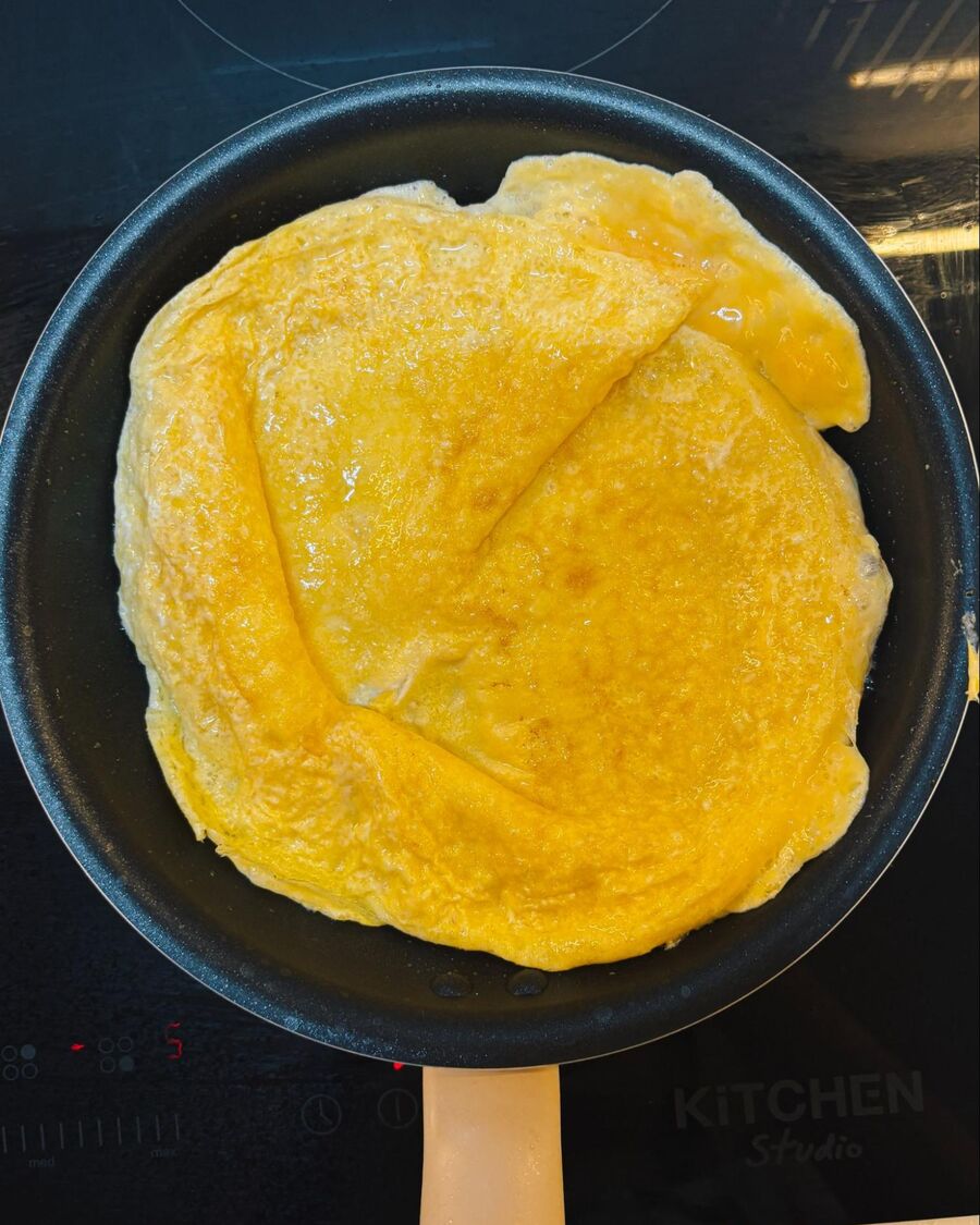 Beat the eggs with a fork until frothy. Heat a pan over high heat and add the cooking oil. Pour the eggs into the pan and let them cook undisturbed until the edges turn golden brown. Carefully flip the egg and cook for another minute. Then remove from the heat.