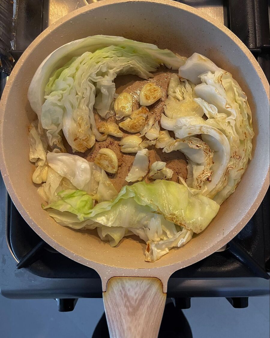 When the ribs are ready, heat a medium pan to grill the cabbage and garlic. Grill the cabbage until it develops a smoky aroma and turns brown on both sides.