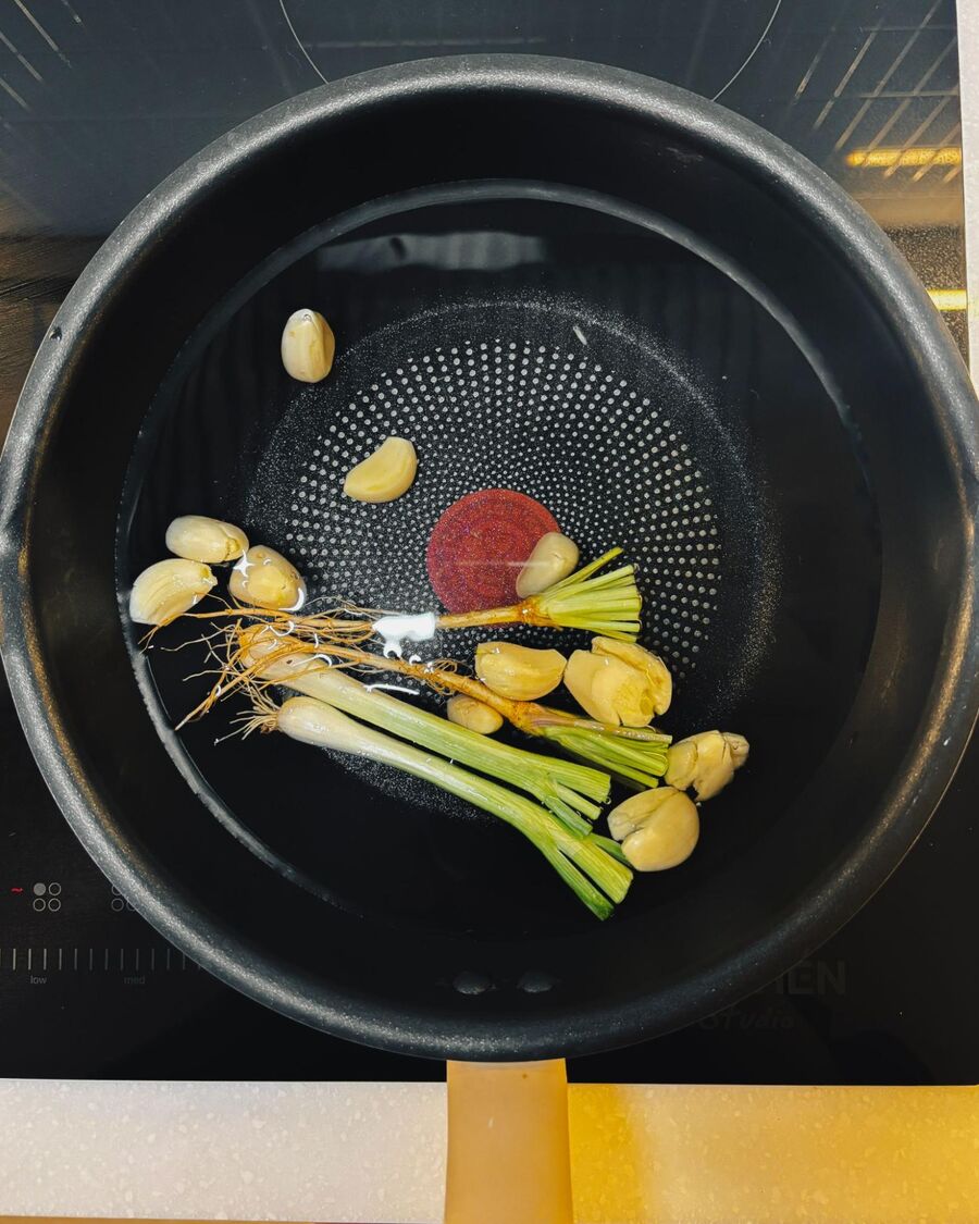 In a medium pot over medium-high heat, add 2 liters of water along with crushed garlic, coriander, and onion roots. Heat until the water becomes boiling hot. In a medium pot over medium-high heat, add 2 liters of water along with crushed garlic, coriander, and onion roots. Heat until the water becomes boiling hot.