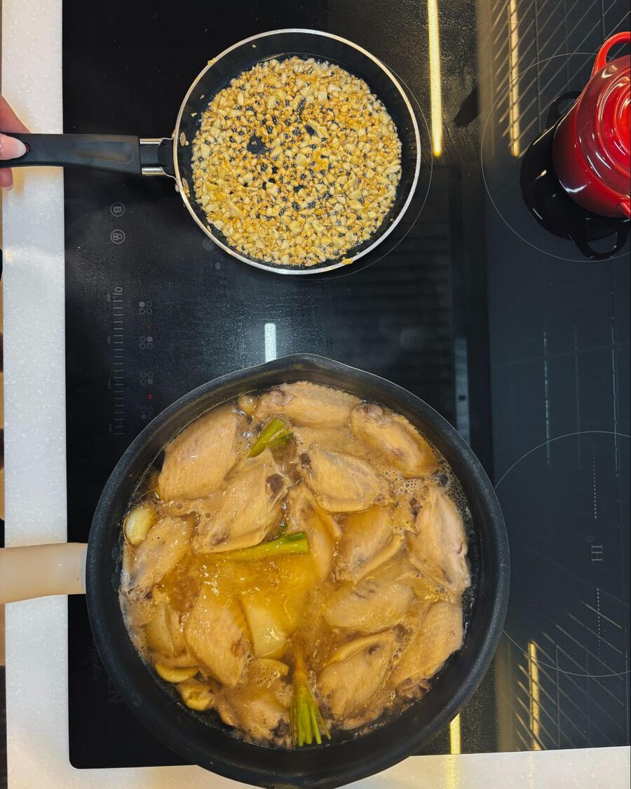 While the soup is cooking, you can prepare the fried garlic. Heat a small pan over medium-low heat, add some oil, then add the minced garlic. Stir gently until it turns light golden brown, then remove it from the heat. While the soup is cooking, you can prepare the fried garlic. Heat a small pan over medium-low heat, add some oil, then add the minced garlic. Stir gently until it turns light golden brown, then remove it from the heat.