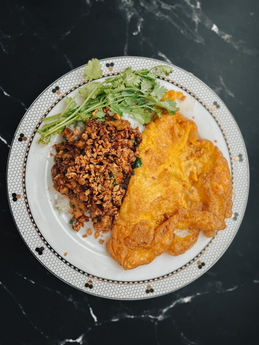 Thai Garlic Pepper Chicken (Gai Gratiem) With Rice And Thai-style ...