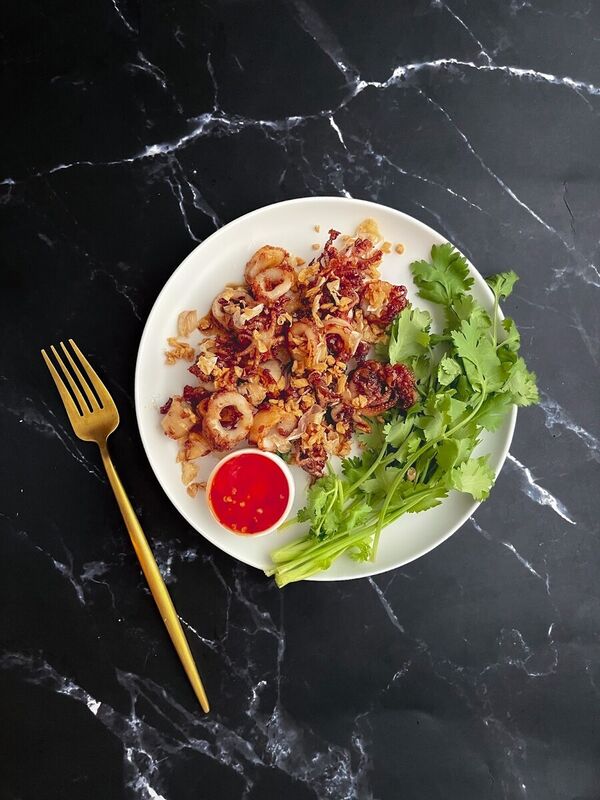 Thai-Style Fried Squid with Garlic and Pepper Recipe (Golden & Crispy)